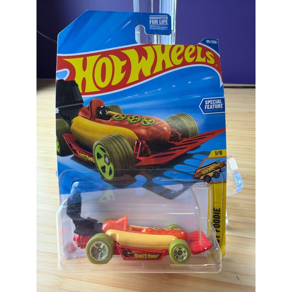 Hot Wheels Street Wiener Spicy Dog Fast Foodie 1/5 Bent Card